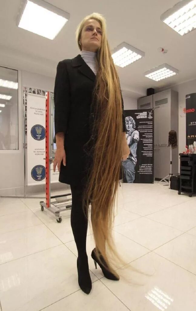 Длинные волосы. Самые длинные волосы. Девушка с самыми длинными волосами.