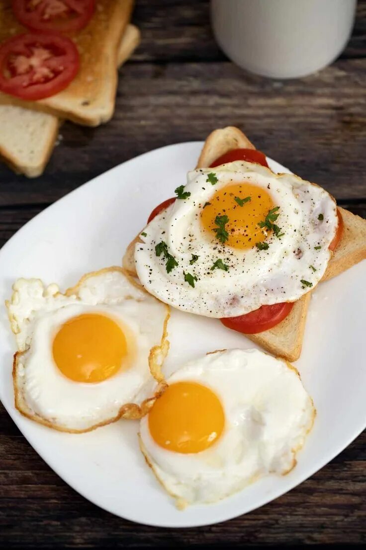 Eggs up. Яичница Sunny Side. Sunny Side up яичница. Sunny-Side-up Egg Breakfast. Sunny Side Eggs Recipe.