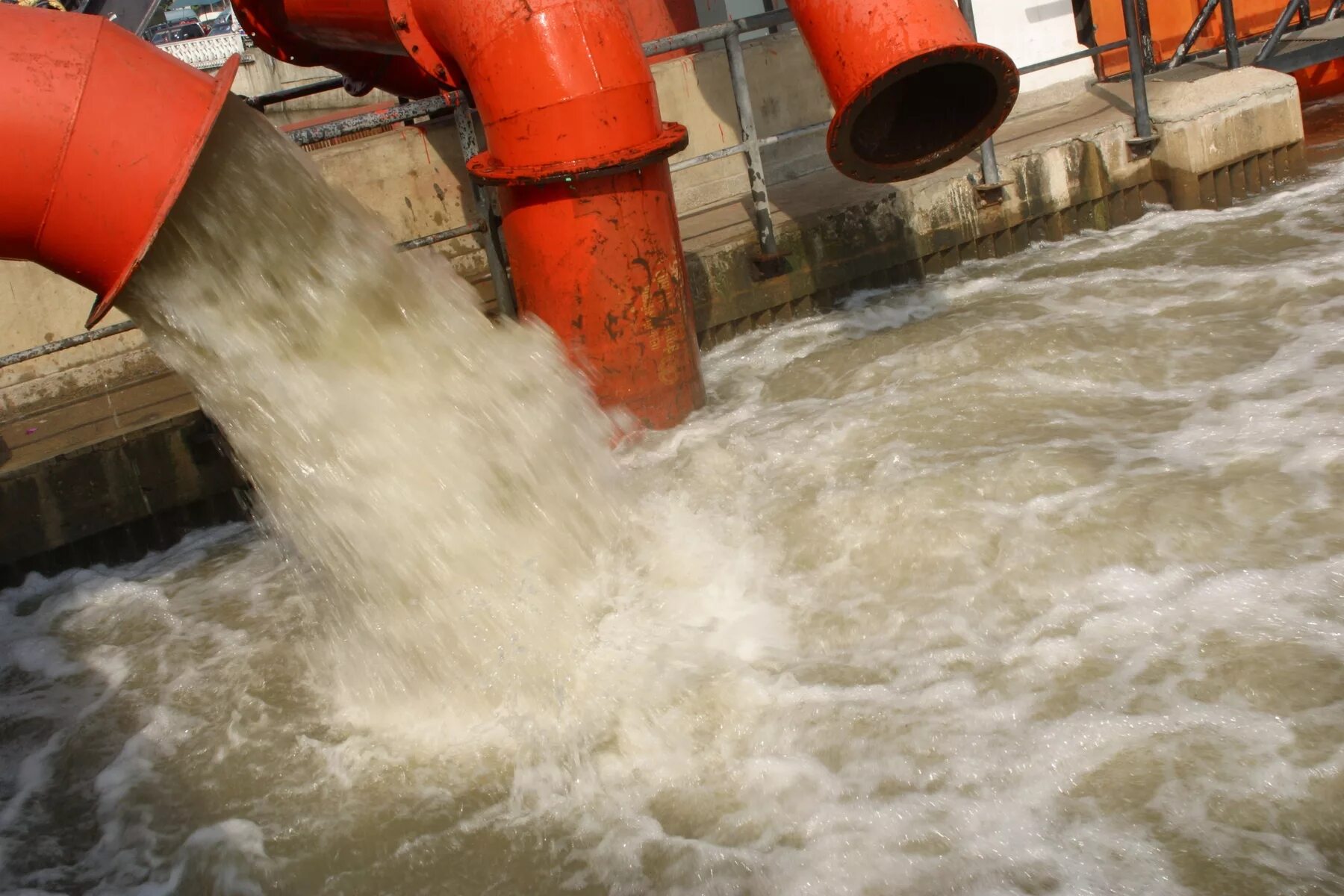 Заводы загрязняют воду. Промышленные сточные воды. Бытовые и промышленные сточные воды. Сточные воды загрязнение. Канализационные сточные воды.