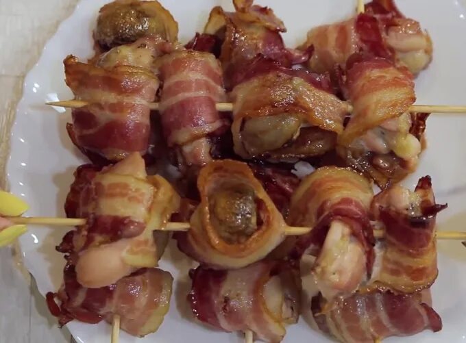 Шашлычки из куриного филе с беконом. Куриные шашлычки в беконе на шпажках. куриная грудка в беконе на шпажках. бекон на шпажках в духовке. шашлычок из курицы в беконе на шпажках в духовке.