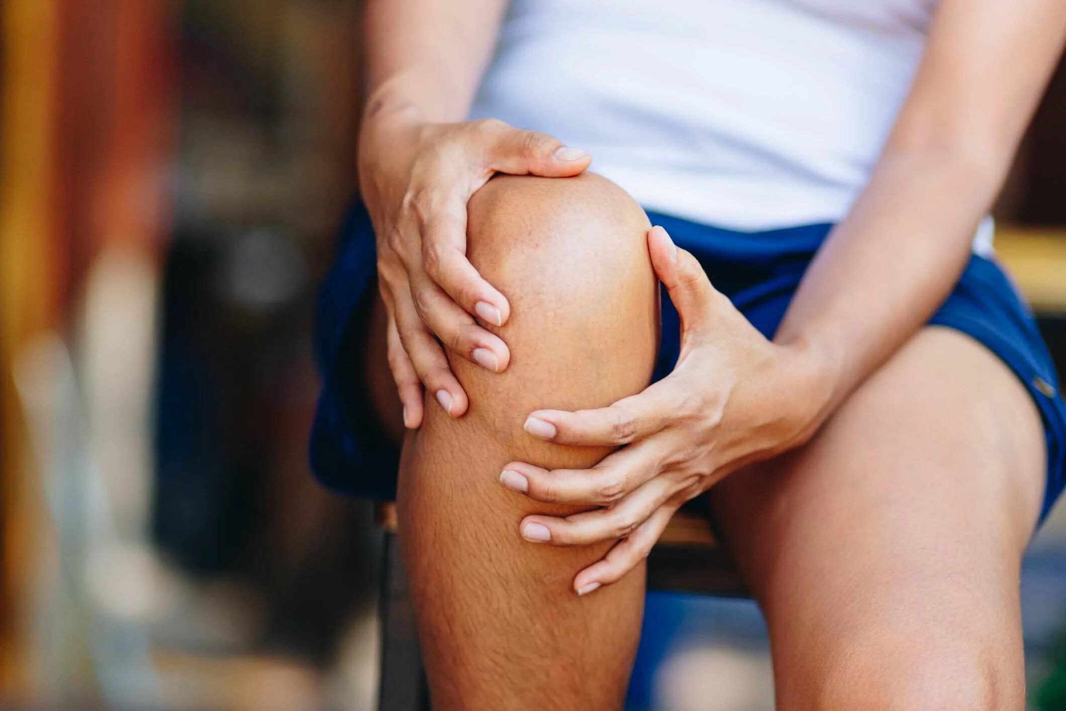 Боли коленного сустава симптомы. Здоровые колени. Проблемы с суставами. Больное колено.