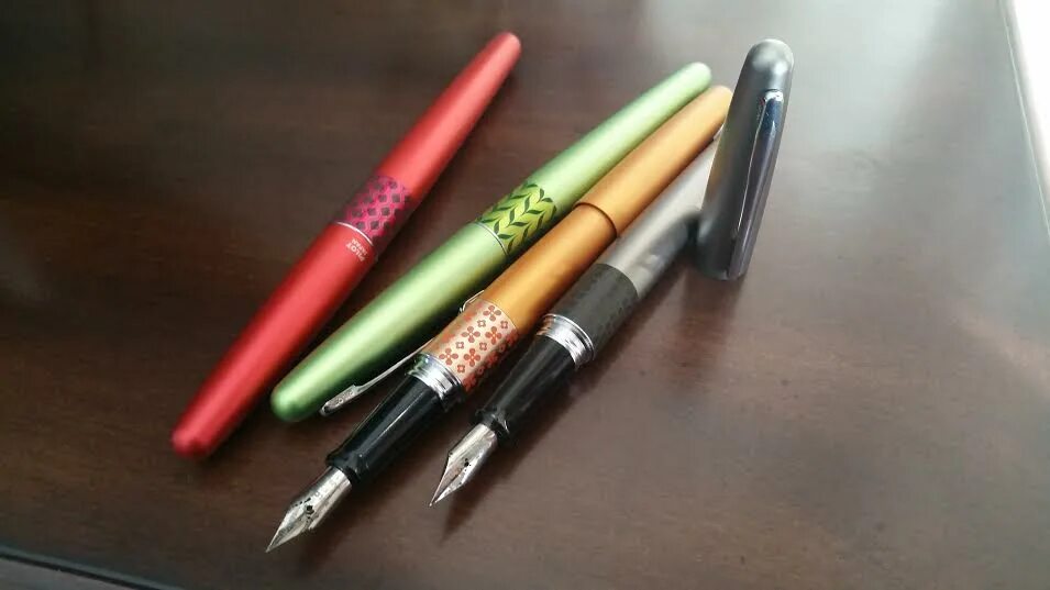 Am the pens red. Lamy Safari и Pilot Metropolitan. Kinito Pen. Пен АПЛ пен. These are Pens.