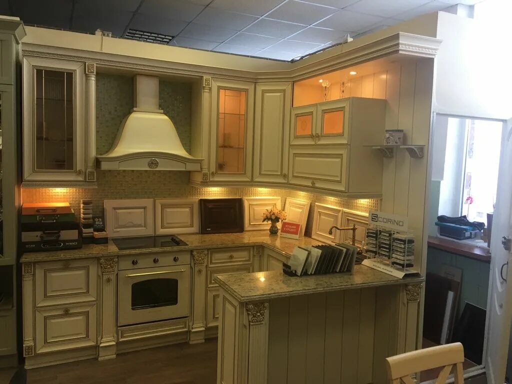 Кухни дриада новороссийск. Выставка кухонь. Выставка кухонь. Экспозиция кухни. Кухни с выставки распродажа.