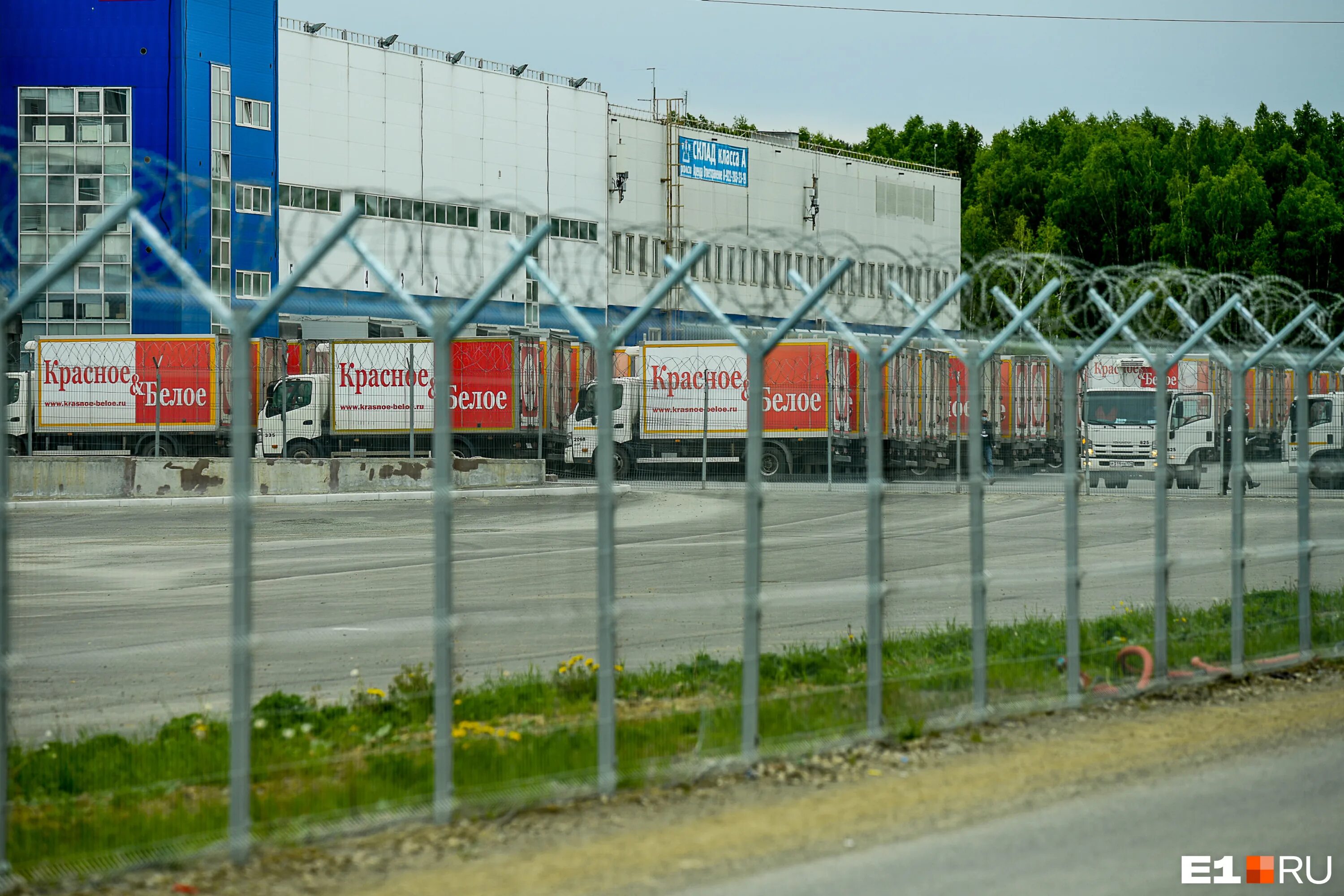 склад магазина красное и белое. красное белое трудоустройство. распределительный центр красное и белое. рц красное и белое в екатеринбурге. грузчик на склад.