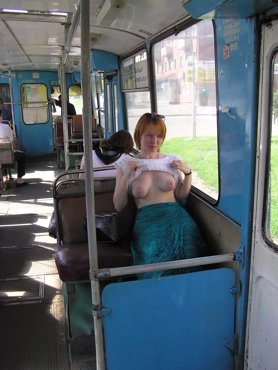Засвет сисек в автобусе на телефон - порно фото
