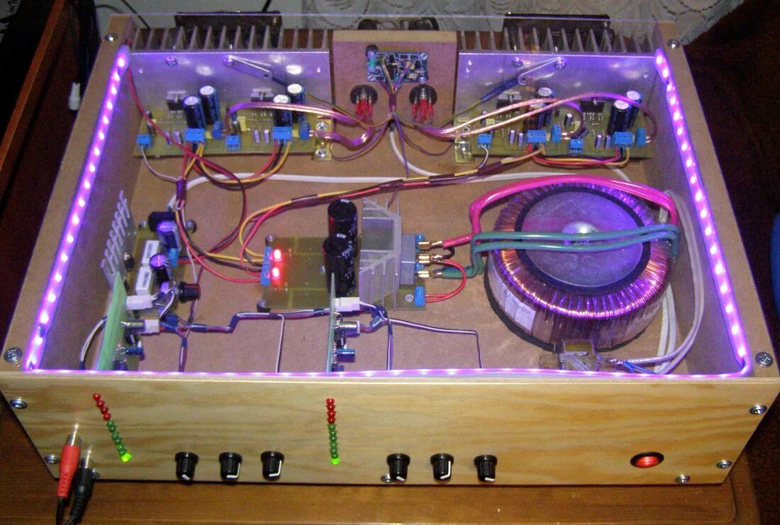 Хороший унч. Amplifier усилитель samodelka. Усилитель ламповая 100 ватт. Самодельный усилитель звука на 100 ватт. Мощный усилитель на d718.