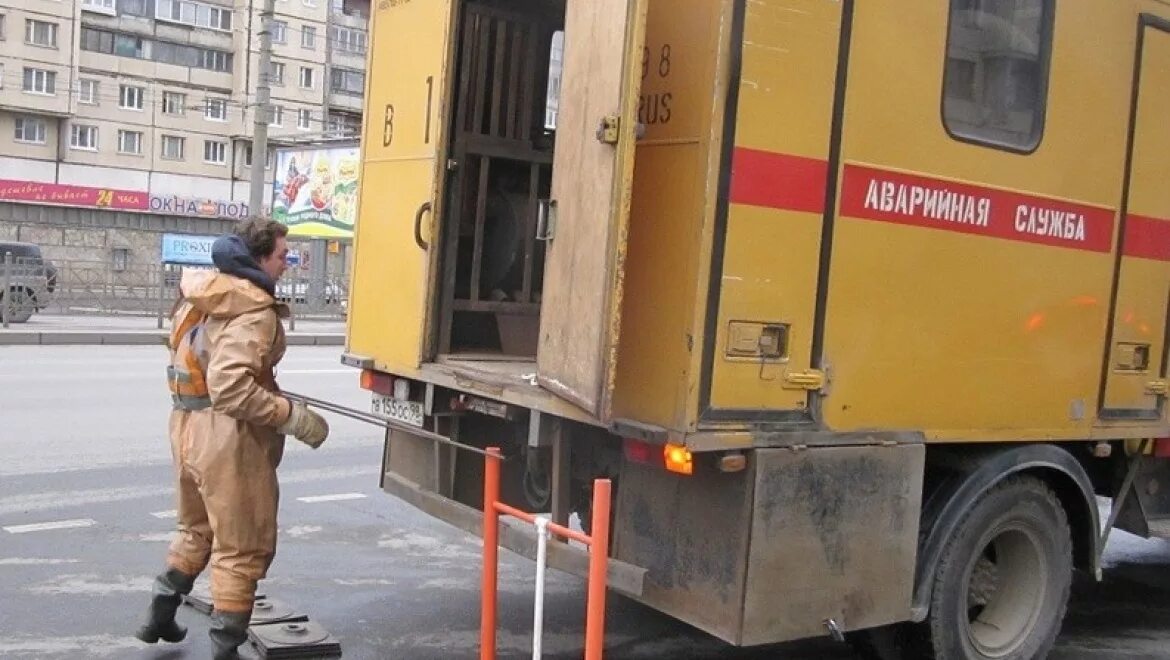 Аварийная служба жкх. Аварийная машина. Газ 2705 аварийная служба. Городская аварийная сеть. Машина аварийной службы водоканала.