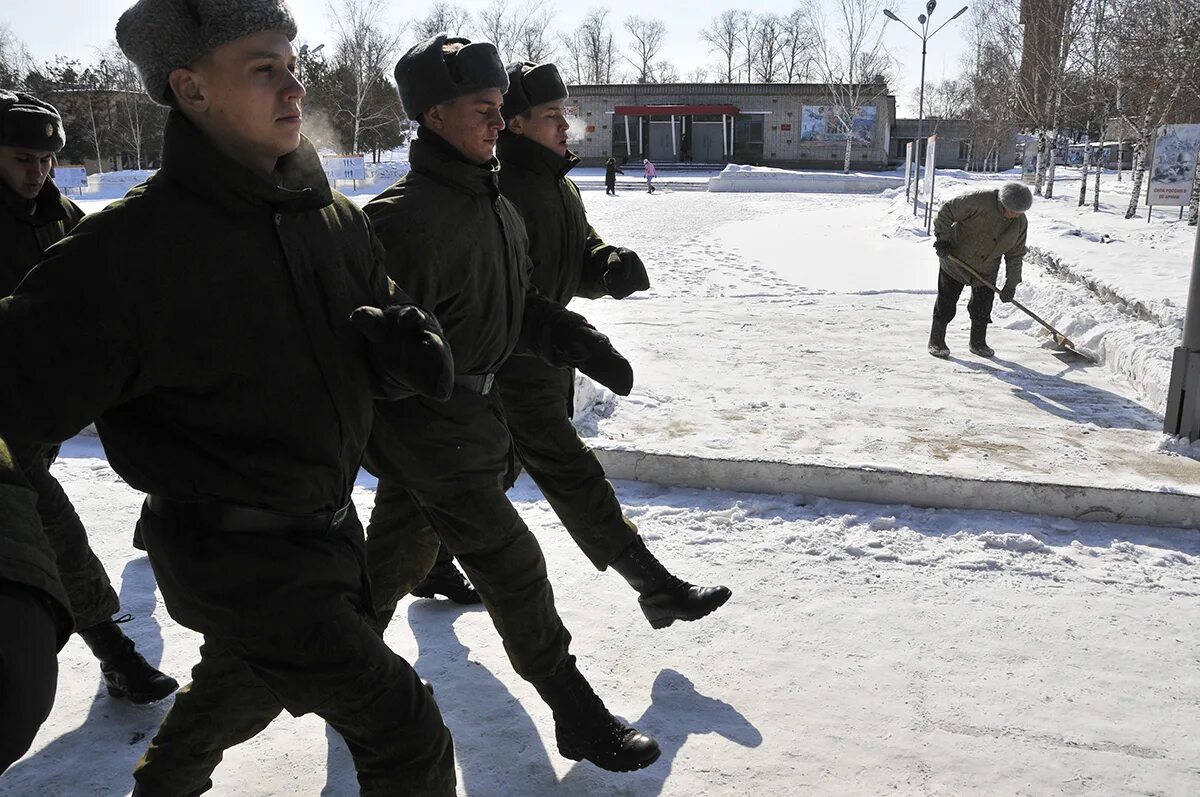 Военный комиссариат амурской. Новобранец в команде. Срочная служба на Дальнем востоке. Призывники из Тульской области отправились в армию.