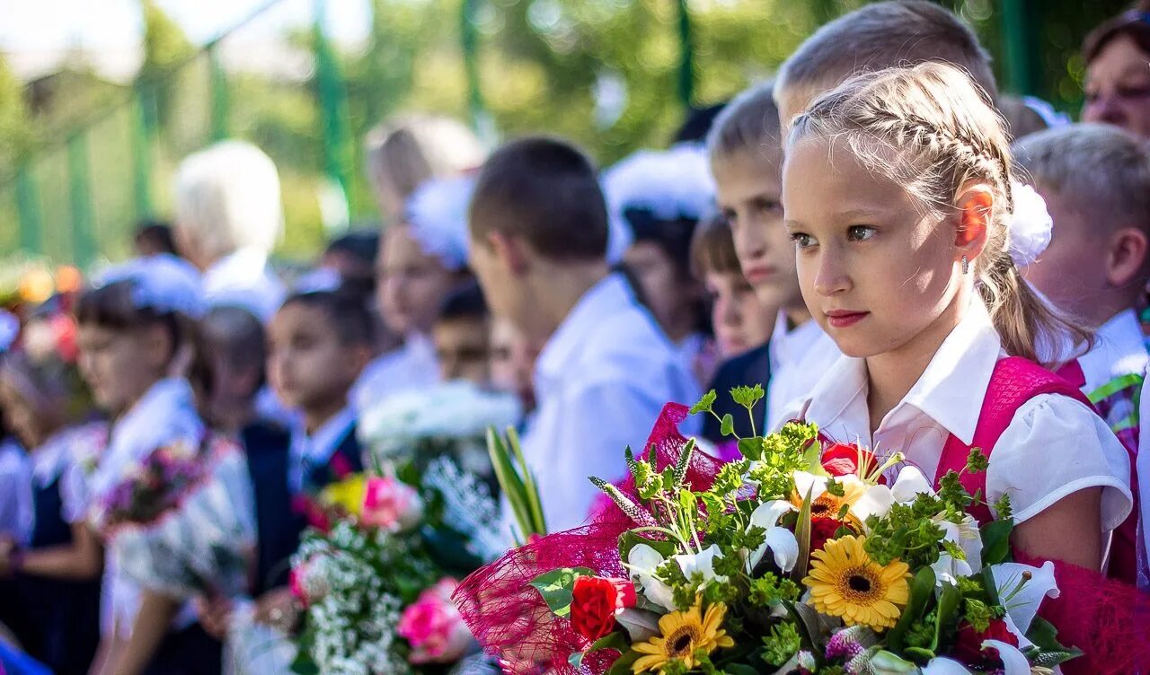 Первые дни в первом классе. Школьники на линейке. Линейка в школе. Первоклашки на линейке. Линейка 1 сентября.