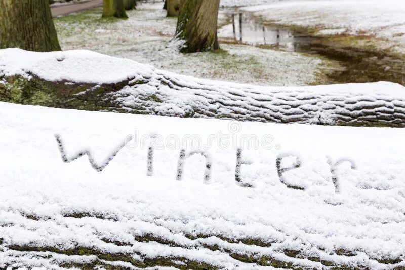 Слова про зиму. Winter с надписан. Зима с подписью. Привет написано на снегу.