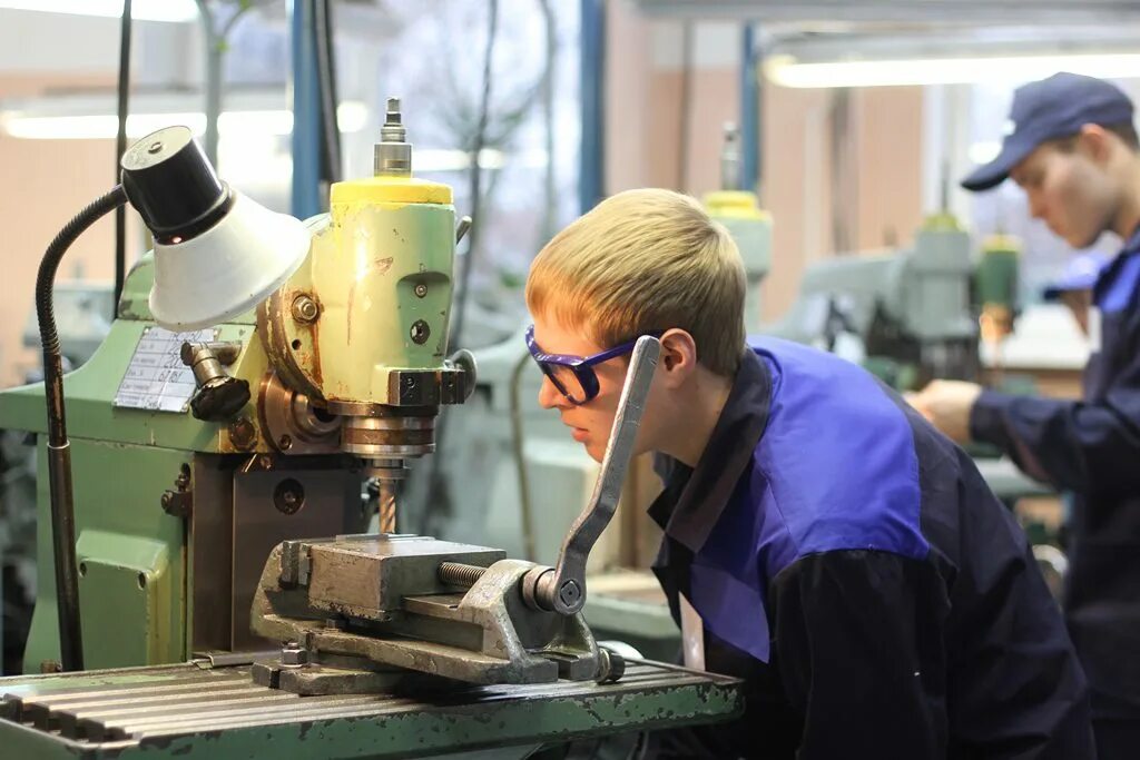 токарь фрезеровщик. фрезеровщик вм 127. профессия фрезеровщик. станочник фрезеровщик. токарь.