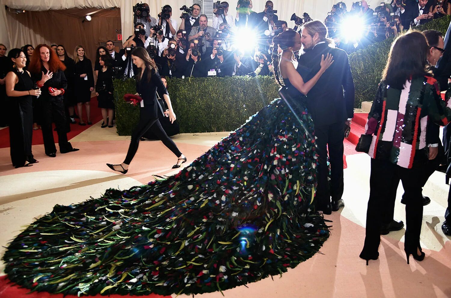 Meta 2016. Мет гала 2016. met gala вечеринка. zoe saldana met gala. тейлор свифт мет гала 2016.