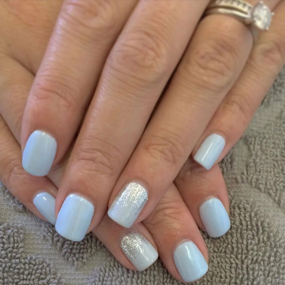 Белые ногти с голубым цветочком. Маникюр голубой с белым. Маникюр белый с голубым фото. Маникюр голубой с белым и серебром. Маникюр белый с голубым фото.