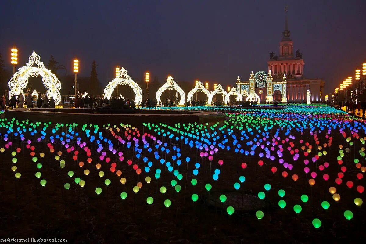 Вднх в москве зимой 2022. Вднх сейчас украшения. Вднх в москве 2021. Иллюминация на вднх. Новогодняя иллюминация на ввц в москве.