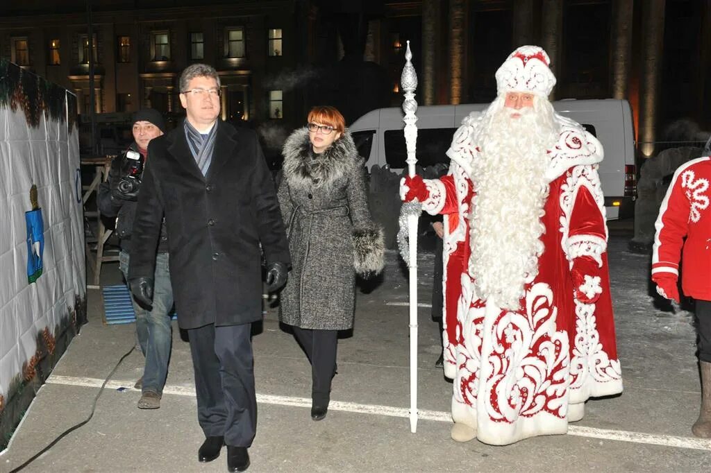 Самарский дед мороз. Дед мороз в самаре. Посох деда мороза из великого устюга. Дед мороз на площади куйбышева в самаре. Дед мороз в самаре.