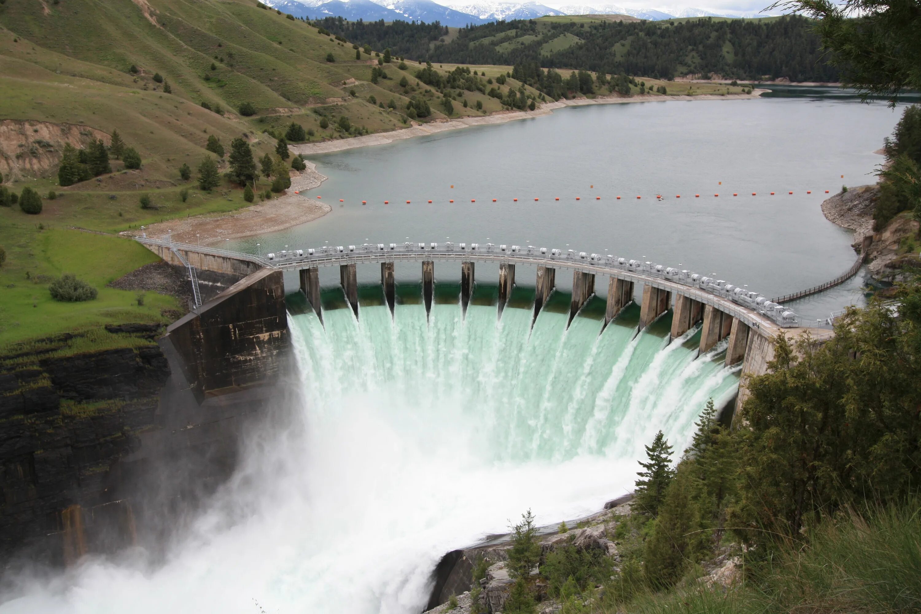 Самая большая платина. ГЭС Канады. Плотинные ГЭС. Гидроэнергия гидроэлектростанция. ГЭС Бьедрон.