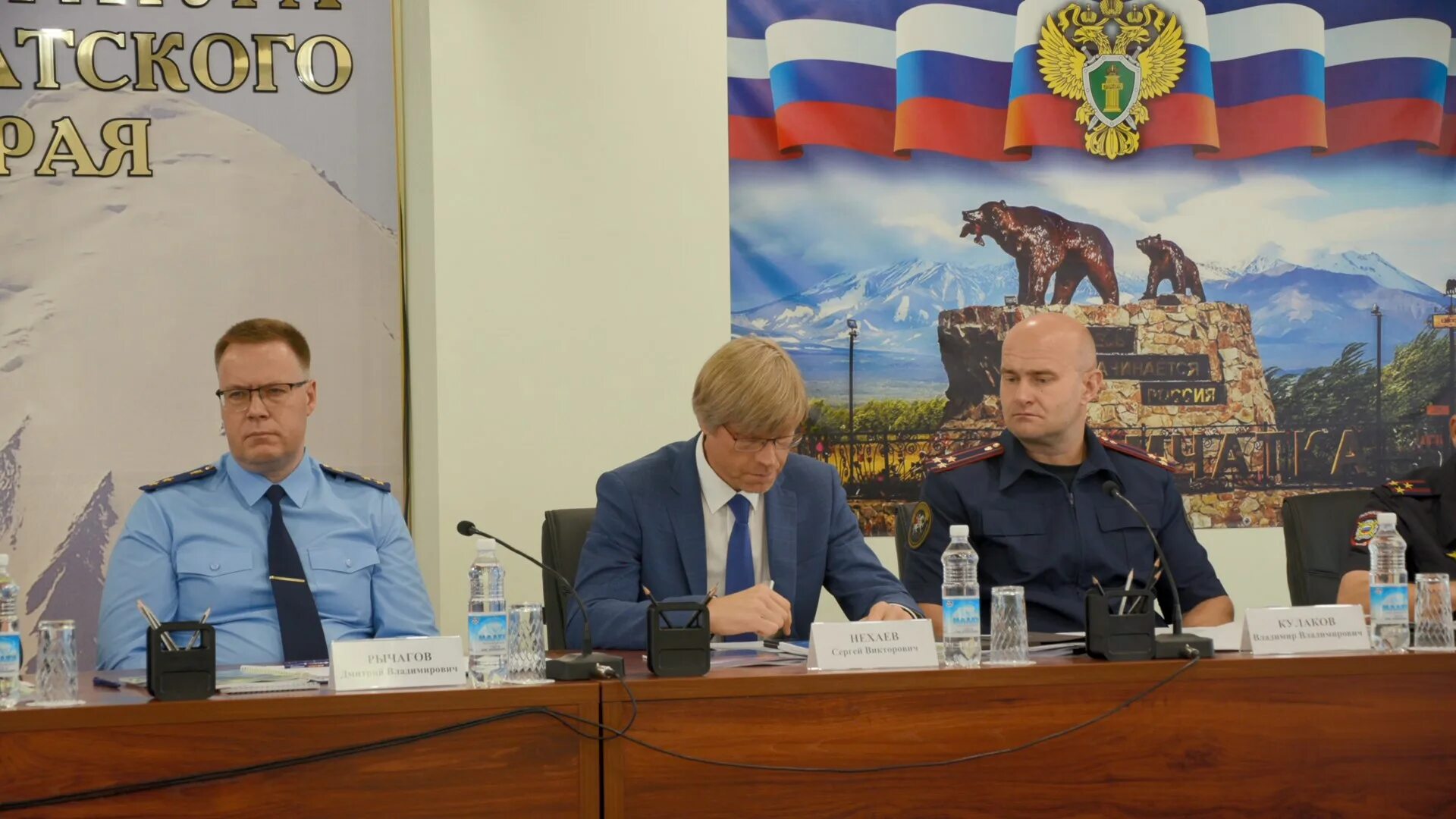 Спасатели мчс фото. Весенний лед мчс. Камчатские новости г. Авача мэй камчатка. Авачинский вулкан елизово.