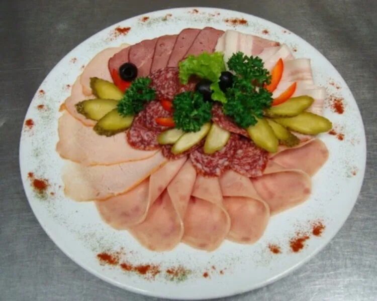 Украшение фруктами. Фрукты на детский день рождения. Красиво нарезать фрукты. Мясная нарезка на праздничный стол. Нарезка колбасы и сыра.