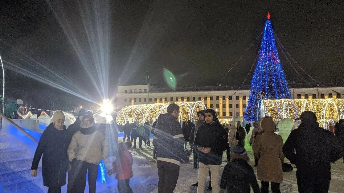 Театральная площадь киров. Празднуют новый год. Арт объект. Новый год 2025 киров где отметить. Новый год 2025 киров где отметить.