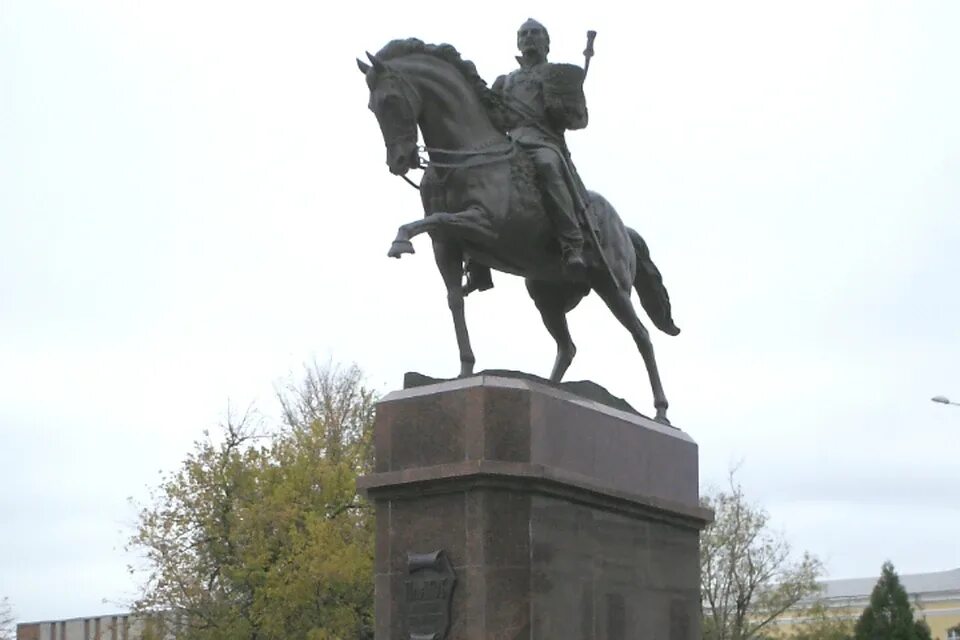 Памятник м и платову. Памятник атаману платову в новочеркасске. атаман платов памятник в новочеркасске. памятник платову про г.новочеркасск. конный памятник платову в новочеркасске.