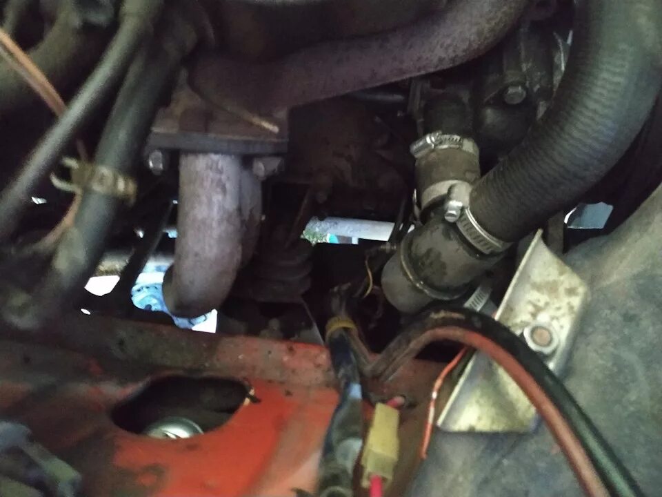 Стартер ваз 2107 крепеж. Стартер ваз 21074 инжектор. Где стоит стартер 2107. Где стоит стартер 2107. Стартер 2107 инжектор.