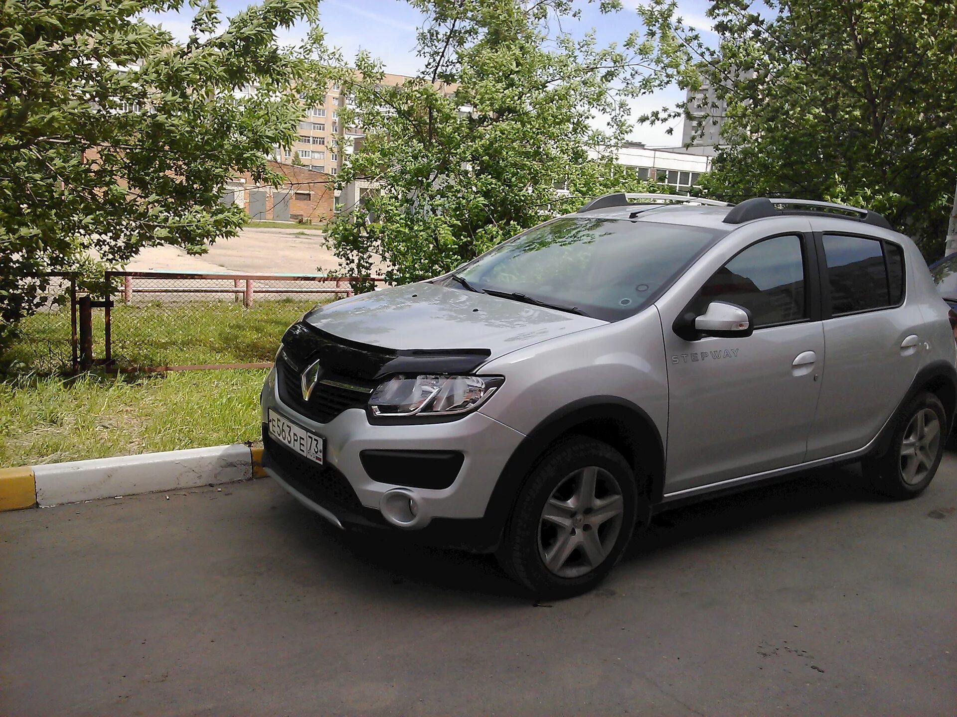 Мухобойка на Рено Сандеро степвей 2. Sandero Stepway 2 дефлектор капота. Дефлектор капота Renault Sandero Stepway 2. Дефлекторы Рено Сандеро степвей 2.