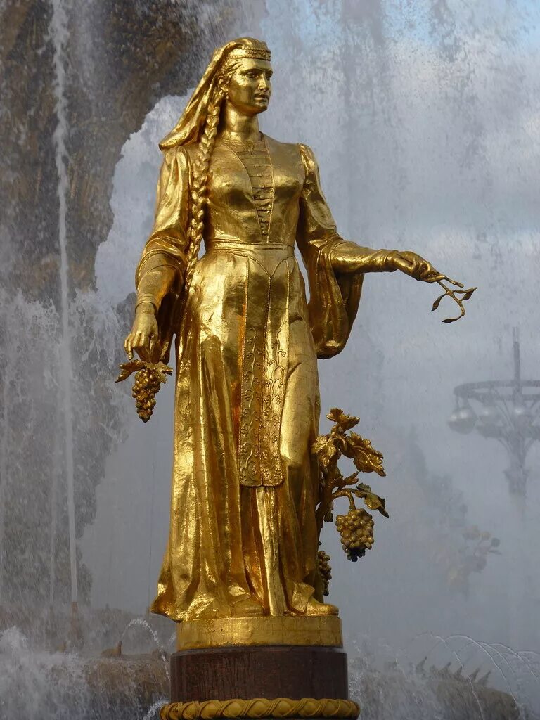 Памятник дружбы народов вднх. Фонтан дружбы народов грузия фигура. Статуи фонтана дружба народов. Вднх фонтан дружбы народов статуи. Статуи фонтана дружба народов.