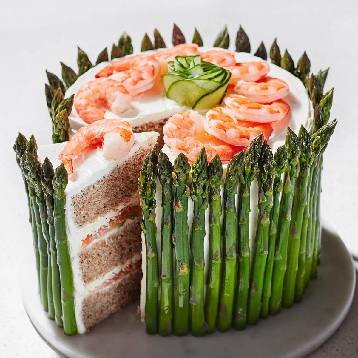 закусочный торт со шпинатом с рыбой и творожным сыром. наполеон с красной икрой. закусочный торт из омлетных блинчиков. шведский закусочный торт smörgåstårta смёргасторте. шведский торт сэндвич бутербродный торт.