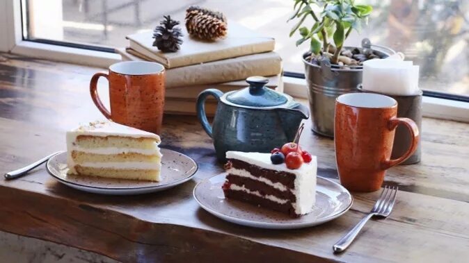 Чай пьем с тортом. Торт с чаем. Пирожные и чай уютные. Пирожное и чай уютные. Чай с тортиком на двоих.