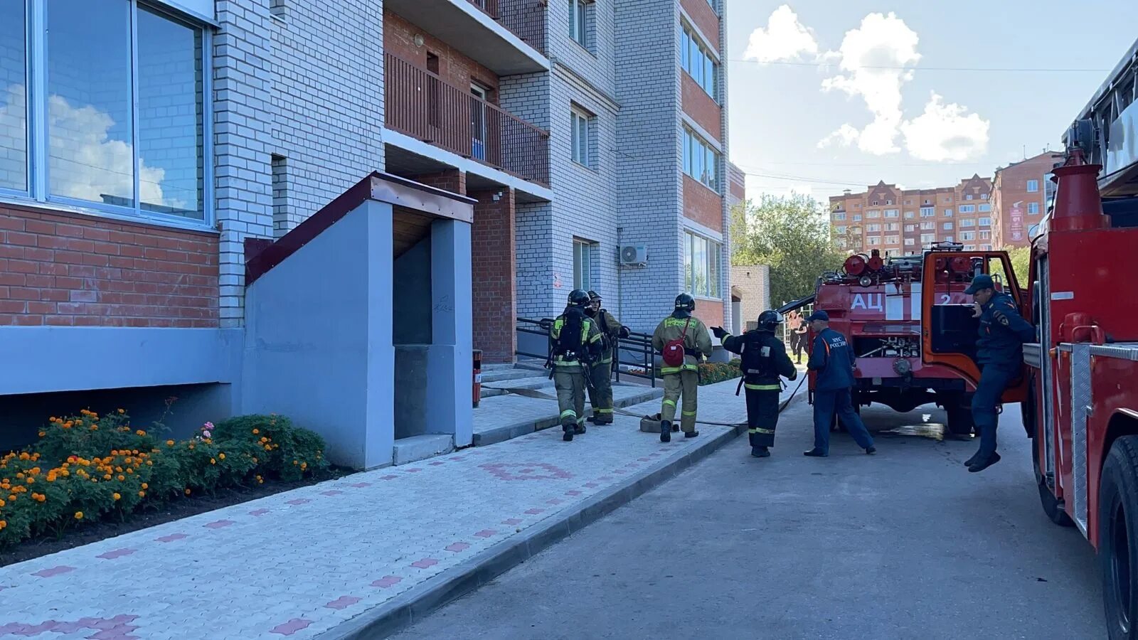 Благовещенск вчера. Пожар в благовещенске. пожар в благовещенске вчера. в столице хакасии из-за пожара из многоэтажки эвакуировали людей. как происходит эвакуация в высотке.