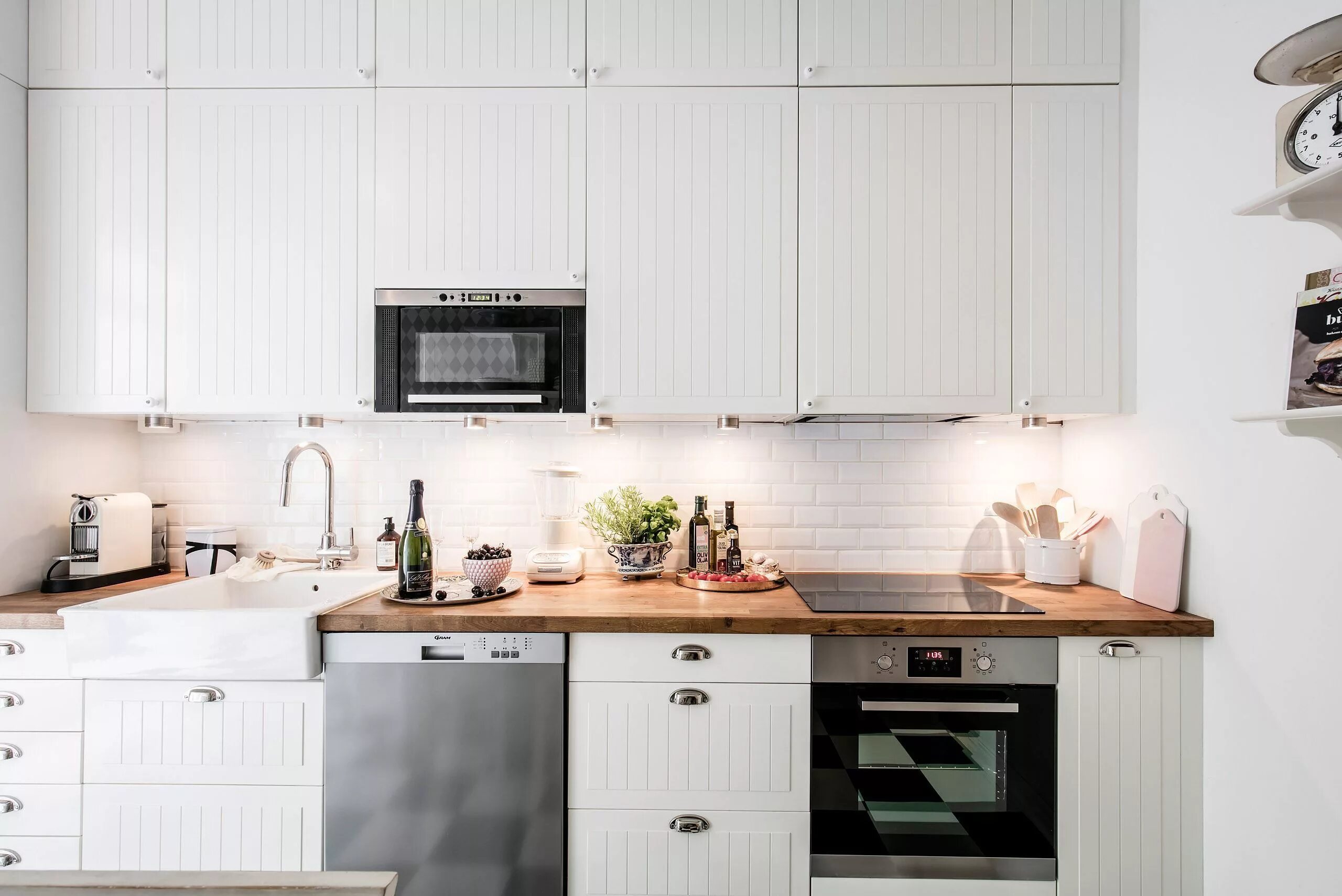 5 Ways to Customize Your Apartment Kitchen Farmhouse sink kitchen, Apartment kit