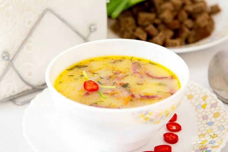Суп с плавленным сыром и колбасками. Суп с плавленным сыром и колбасой. сырный суп с копченостями и плавленным сыром. сырный суп с колбасками и плавленным сыром. сырный суп с копчеными колбасками.