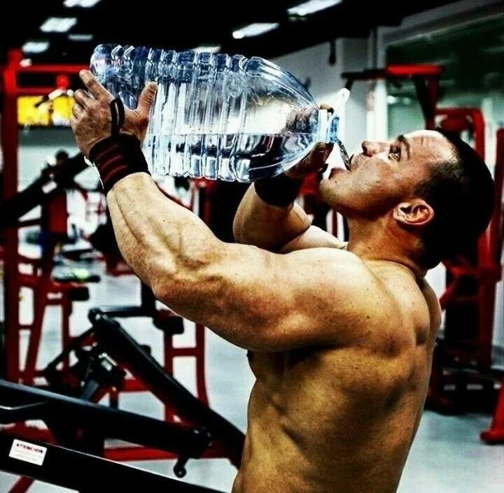 Ли водой после. Спортсмен пьет воду. Вода на тренировке. Вода на тренировке в тренажерном зале. Вода для спортсменов.