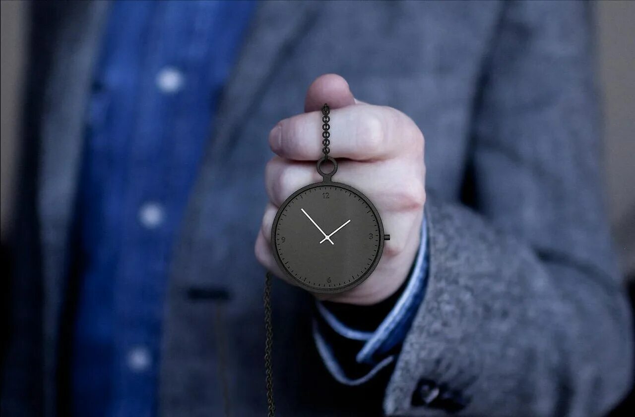 Постоянно смотрю на часы. Часы на цепочке. Карманные часы в руке. Карманные часы на цепочке. Часы на цепочке в руке.