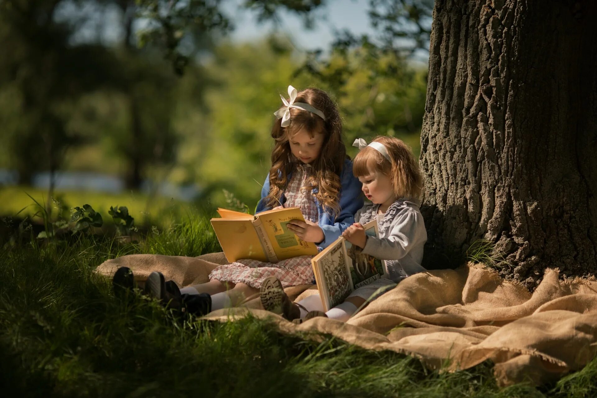 Лето с книгой. Книга для девочек. Фотосессия с книгой. Девочка с книжкой. Она читает детского