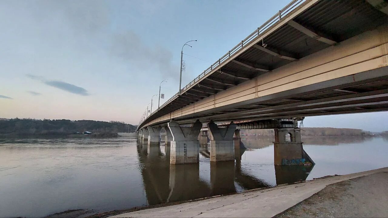 Веб камера кузнецкий мост новокузнецк уровень воды. Уровень воды в Томи в Новокузнецке. Томь Кемерово. Уровень воды река Томь в Новокузнецке. Томми Кемерово мост.