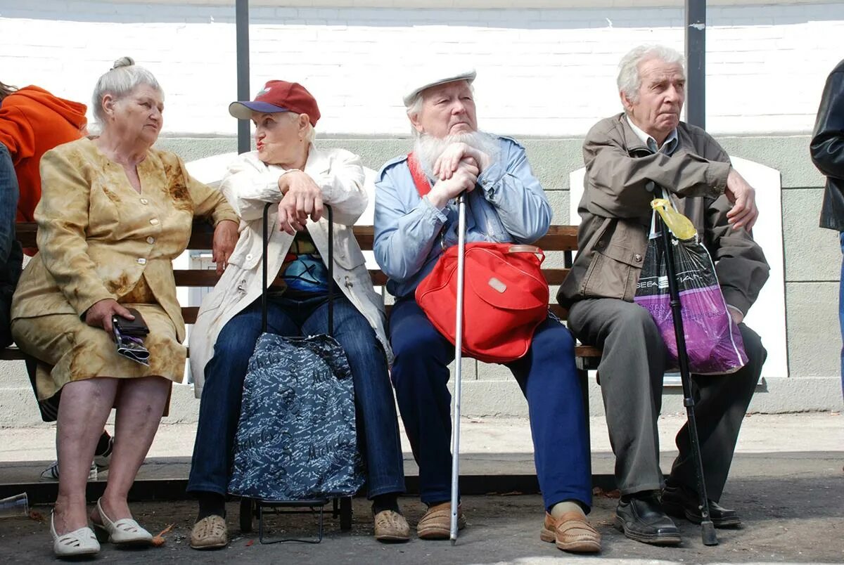 Пожилые люди в России. Пенсионеры в России. Российские пенсионеры. Пожилые люди на пенсии.