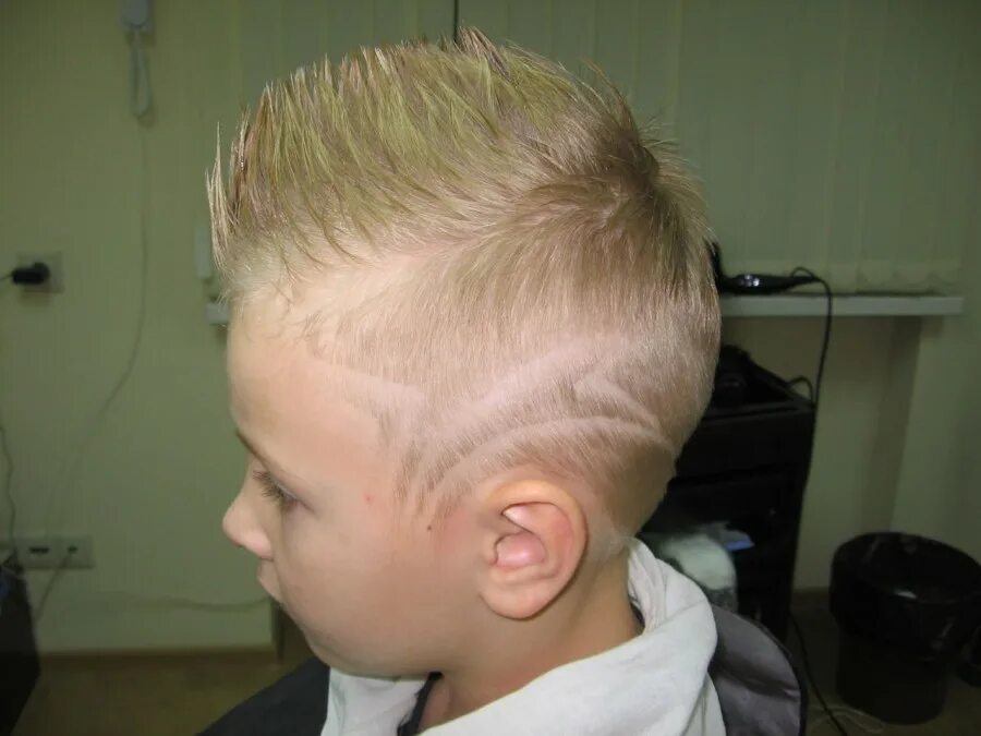 выстриги на светлых волосах. молния выбритая машинкой на голове. рисунки на волосах для мальчиков на светлые волосы. молния на голове у мальчиков. модельная стрижка для мальчика с рисунком.