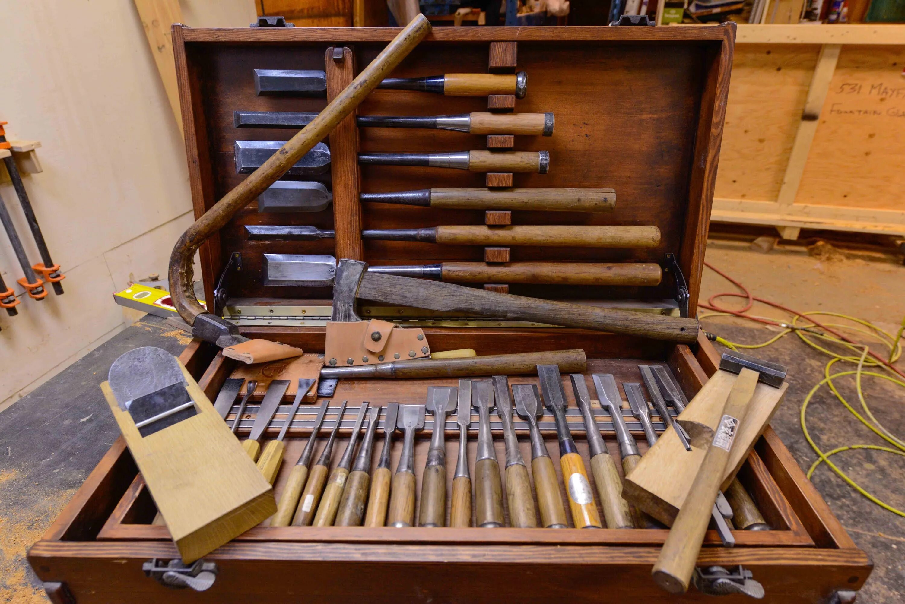 Красивее поняли инструмент столяр поставить. Инструменты плотника. Старинные деревянные инструменты. Набор инструментов "Столяр". Инструменты для резьбы по дереву.