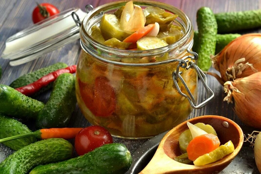 Самый вкусный рецепт огурцов на зиму. Огуречная закуска на зиму. огурцы закуска на зиму. закуски с огурцом. салат из огурцов на зиму.