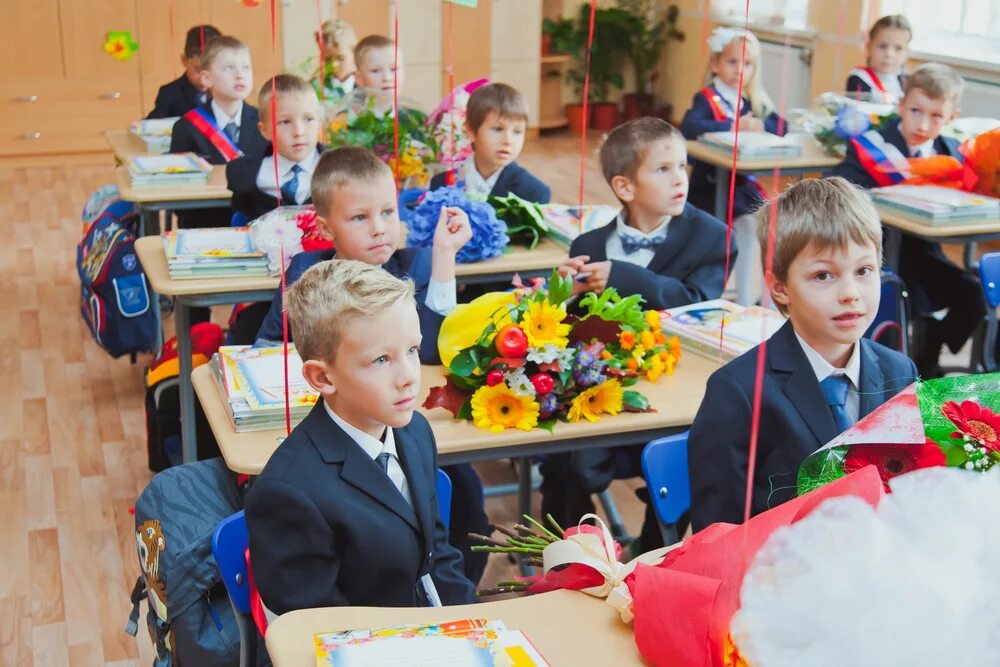 Похожие первый класс. Первоклассник. Фотосессия первоклассников в классе. Школьники первый класс. Первый класс первоклассники.