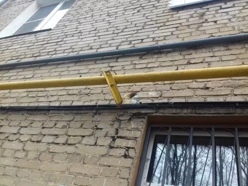 газовые трубы на улице. труба на газовую трубу. покраска газовой трубы. наружный газопровод. можно газовую трубу красить.