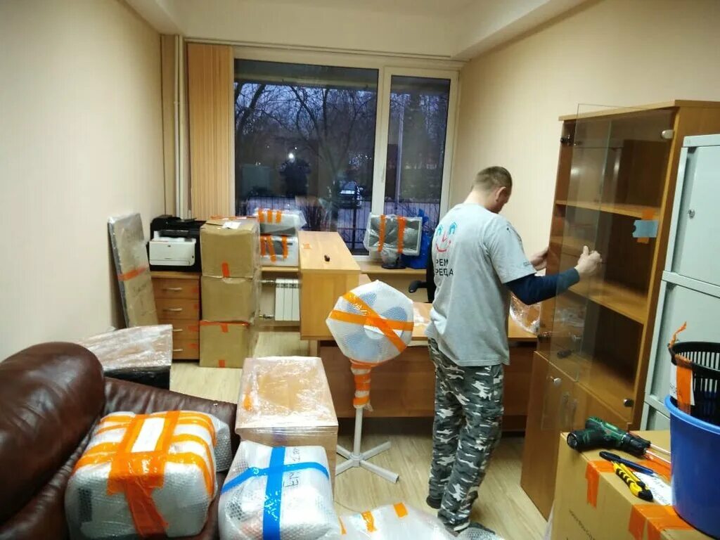 переезд. квартирный переезд. городские переезды. машина для перевозки мебели. машина для перевозки мебели.