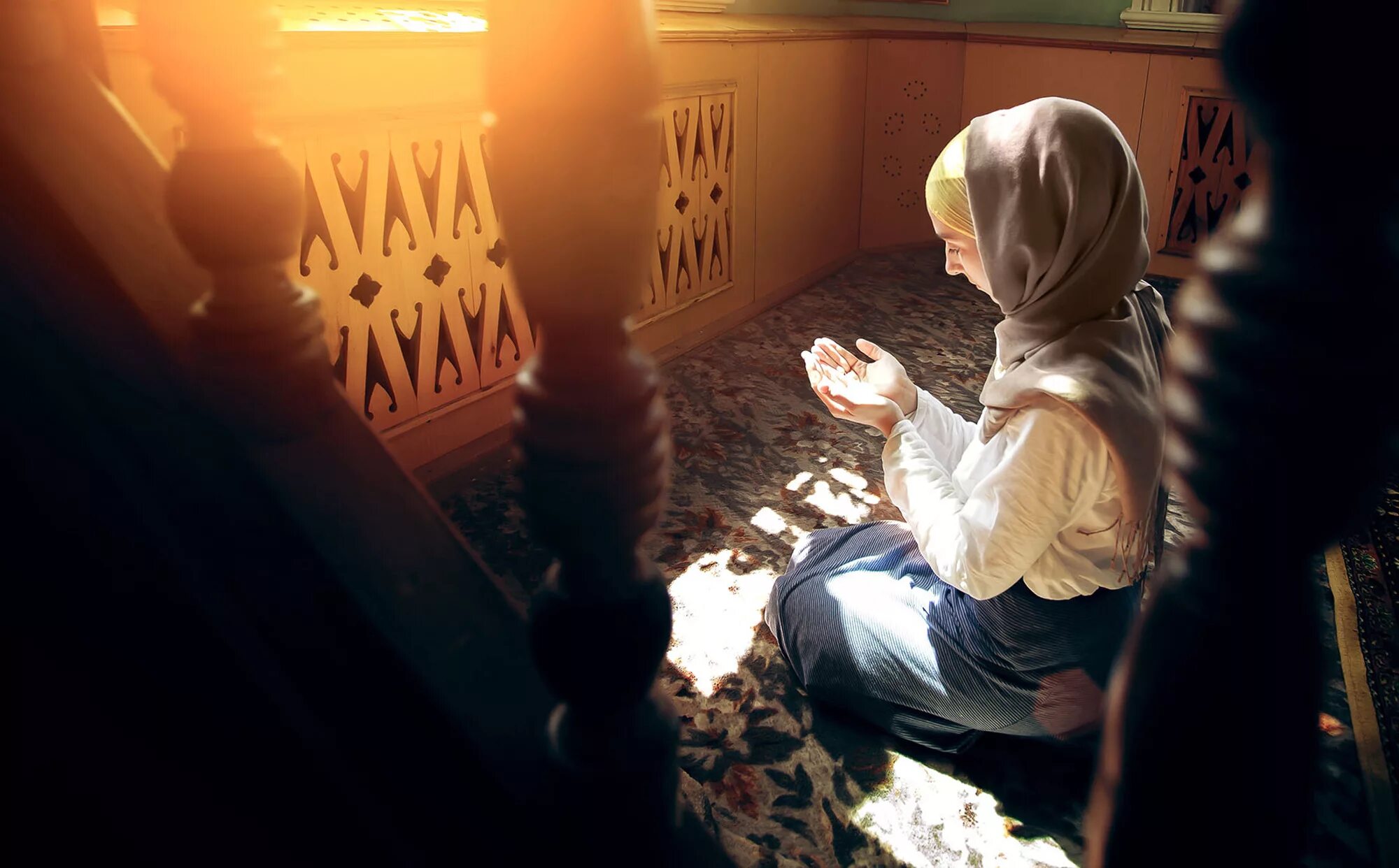 Проводить мусульманские. Мусульманин молится. Мусульманка молится в мечети. Женщины в мечети. Женщины молятся в мечети.