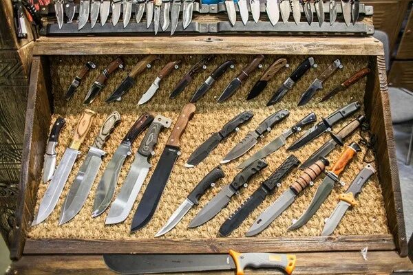 Коллекция холодного оружия. Стеллаж для коллекционных ножей. Шкаф для коллекционных ножей. Подставки для коллекционных ножей. Стенд для хранения ножей.