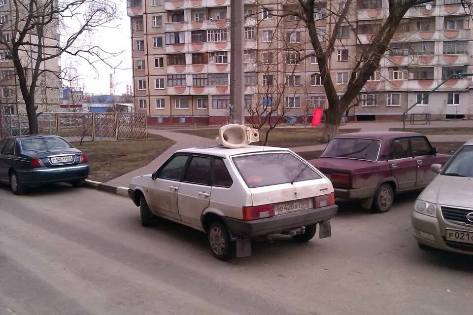 Заблокировали машину во дворе куда. Подперли машину. подперли машину во дворе. автомобиль заперли на парковке. загораживать автомобилями.