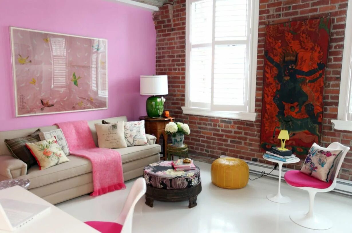 Розовая гостиная. Интерьер с кирпичной стеной в сочетании. Розовые стены в интерьере. Розовая стена. Обои кирпич сочетания