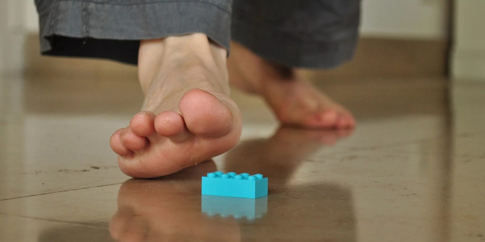 нога человека. пятки летом. стопа наступить. ступни ног. пятки человека.