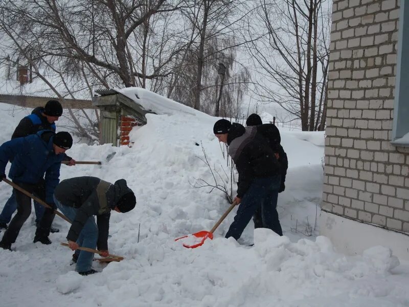 Помощь снежку. Уборка снега. Уборка территории от снега. Расчистка снега на участке в детском саду. Чистят снег школьники.