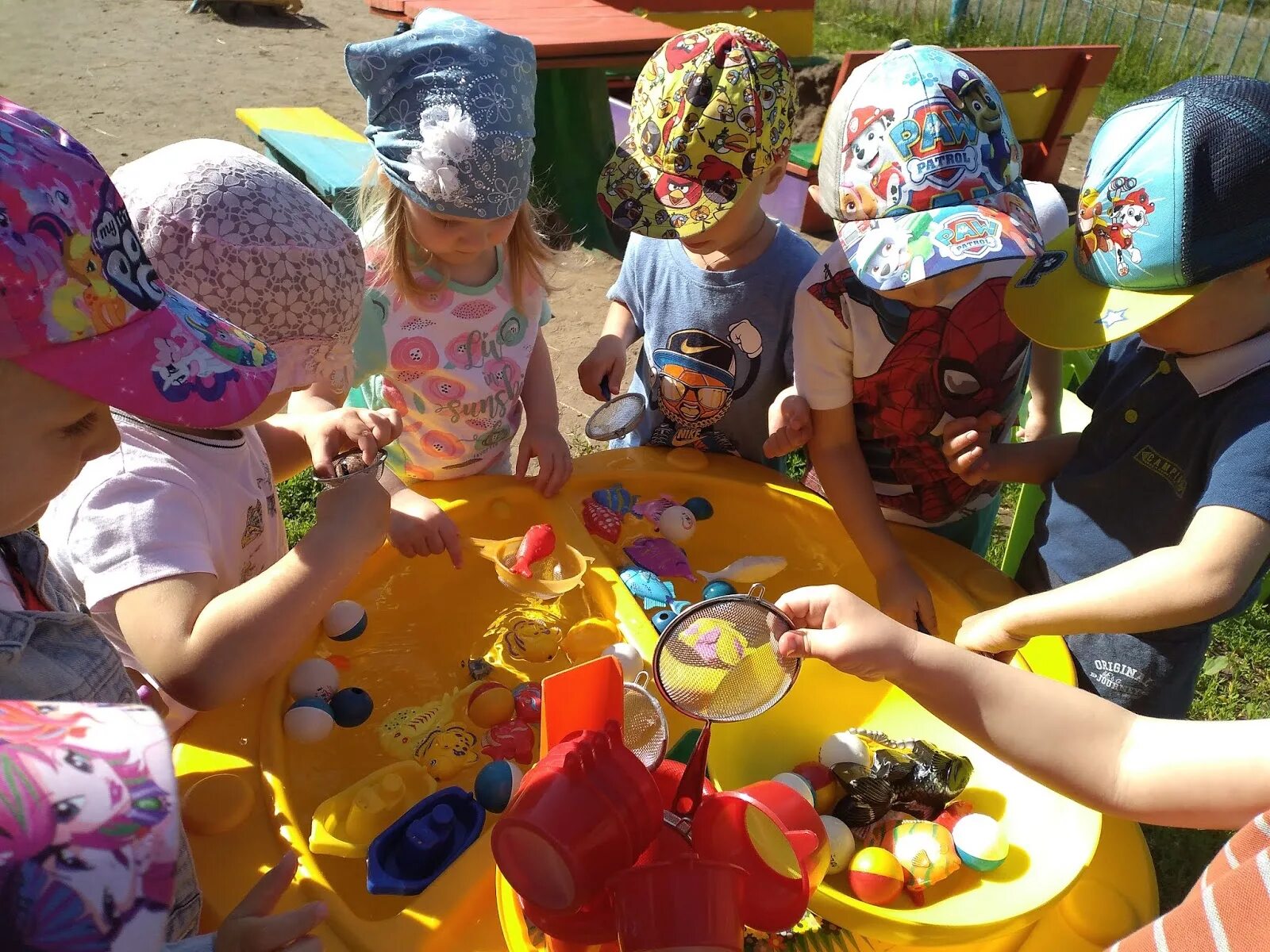 Средняя группа детского сада летом. Летние игры в детском саду. Лето в садике. Лето для детей в детском саду. Летние игрушки для детей в детском саду.